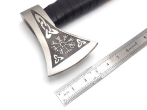 Hache de style viking avec manche en bois sculpté et lame en acier pour la survie, personnalisable ODM/OEM - Product Image 5