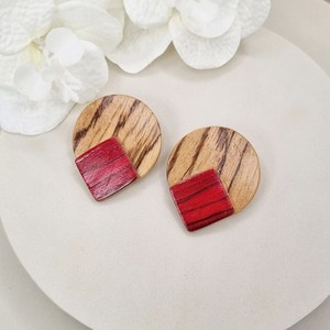 Boucles d'oreilles circulaires en bois avec incrustation rouge, design grain de bois naturel, composants de bijoux pour accessoires de création - Product Image 1