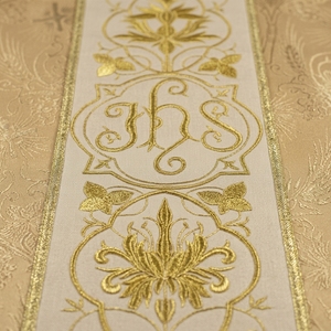 Chasuble Damassée Dorée Premium avec Orphréage Métallique Brodé Lourd – Vêtement Liturgique - Product Image 3