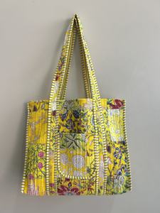Bolsa de Mano Grande de Algodón Ecológico Amarillo, Estilo Boho, con Parches y Diseño Floral, Cierre de Cremallera y Asa para el Hombro - Product Image 4