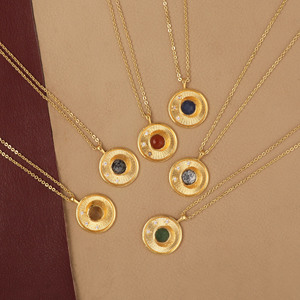 Collier pendentif en laiton plaqué or avec pierre de cornaline, design médaillon, tendance minimaliste pour les occasions d'anniversaire - Product Image 5