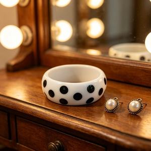Bracelet rond en résine blanche avec pois noirs, bijoux fantaisie, artisanat - Product Image 4