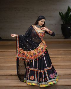 Lehenga Choli en soie de créateur pour femmes, Lehenga ethnique imprimé traditionnel avec dupatta |   Vêtements de fête pour mariage et Diwali - Product Image 3