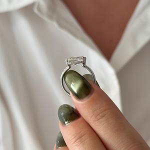 Bague de fiançailles demi-sertie à l'est et à l'ouest avec diamant de laboratoire allongé taille coussin de 2,5 carats, certifiée IGI - Product Image 4