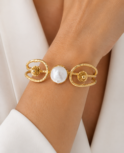 Brazalete Ovalado Martillado con Perlas de Agua Dulce y Bisel de Flor en Latón Chapado en Oro, Joyería de Moda, Regalo - Product Image 5