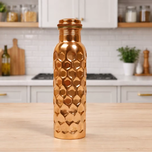 Bouteille d'eau en cuivre pur, finition brillante effet diamant, design classique martelé, gravée, écologique, inspirée des créations anciennes et de l'ayurveda, Uttar - Product Image 2