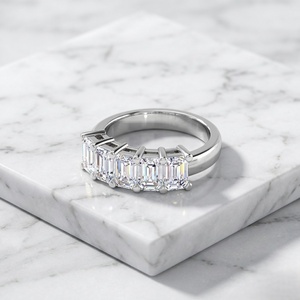 Bague en or plaqué avec cinq diamants taille émeraude cultivés en laboratoire, certifiée IGI, bijoux de luxe pour femmes, pour mariage - Product Image 1