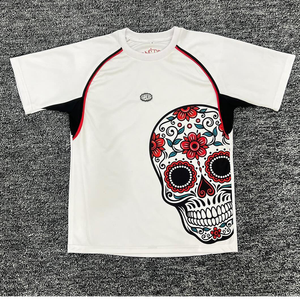 Ensemble streetwear gothique tie-dye personnalisé pour hommes – T-shirt et short avec typographie audacieuse – Style urbain tendance avec motif lettres - Product Image 3