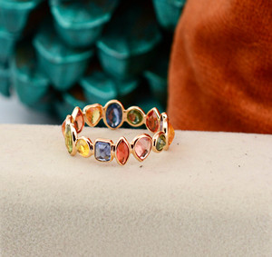 แหวนประดับพลอยไพลินหลากสีธรรมชาติแบบ Eternity Band ตัวเรือนทองคำแท้ 18K สีเหลือง – แหวนประดับพลอยรูปวงรีหลากสีรุ้ง สุดหรูประจำเดือนกันยายน - Product Image 1