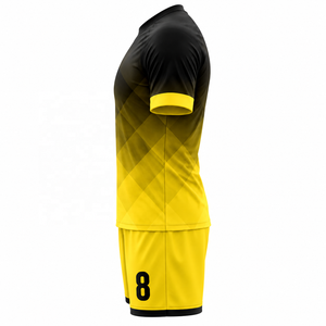 Conjunto de camiseta y pantalones cortos de fútbol para hombre, conjunto de fútbol de manga corta con cuello redondo y patrón geométrico degradado en negro y amarillo - Product Image 3