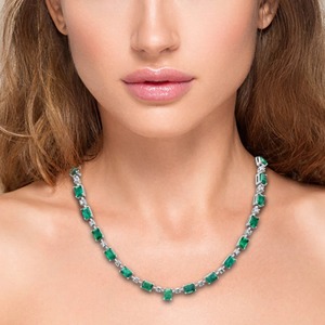 สร้อยคอเพชรและมรกตทองคำ 18K ทรงสี่เหลี่ยมจาก Majestic – สายสร้อยอัญมณีทรงสี่เหลี่ยมผืนผ้า ได้รับการรับรอง DEF VVS ได้รับการรับรองจาก IGI สร้อยคอหรูหราสำหรับเจ้าสาว - Product Image 2