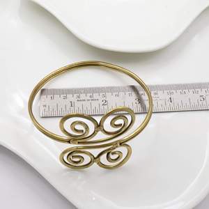 Bracelet manchette en laiton fait main, spirale réglable, style minimaliste bohème, manchette de poignet artisanale en laiton - Product Image 4