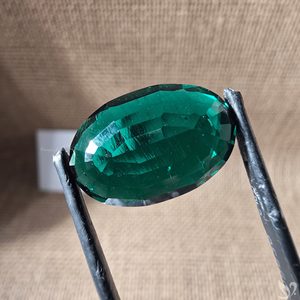 พลอยสังเคราะห์รูปไข่สีเขียวแซมเบีย 8.5 กะรัต สำหรับขายส่งและทำเครื่องประดับตามสั่ง - Product Image 3