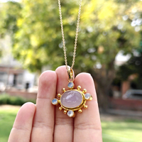 Pendentif ovale en calcédoine rose avec accents de quartz opalite, laiton massif plaqué or 18 carats, collier chaîne fait main pour femme