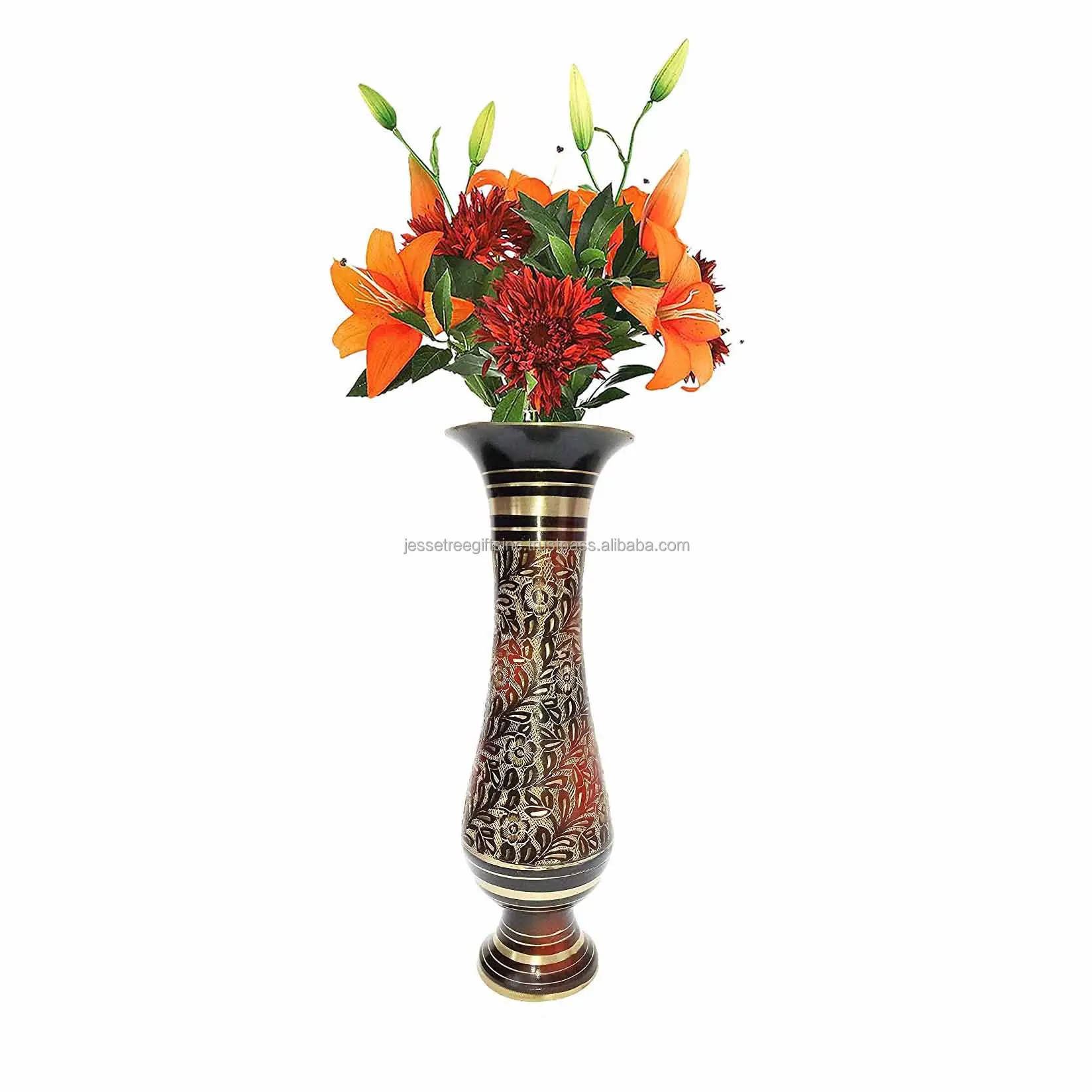 Nouveau Vase à fleurs en laiton massif fait à la main avec finition de peinture en aérosol noire Design gravé floral pour la décoration de la maison et du salon