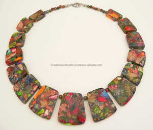 Collar con bordado de cuentas de cristal artístico único, joyería hecha a mano para un aspecto llamativo, audaz y moderno - Product Image 4