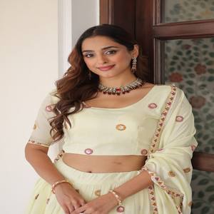 Conjunto de Lehenga de Seda VASTRA COTTAGE con Lentejuelas, Bordado Zari, Blusa Lehenga Cosida, Dupatta Bordada con Borde de Encaje - Product Image 2