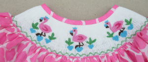 Robe pour filles à imprimé géométrique rose avec col flamant rose brodé, manches bouffantes, coupe trapèze, mini, style estival mignon - Product Image 4