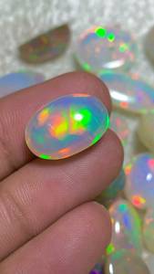 โอปอลเอธิโอเปียธรรมชาติทรงรีเจียระไนแบบสีเปลี่ยนได้ น้ำหนัก 6 กะรัต รับรองโดยบุคคลที่สาม สำหรับทำเครื่องประดับ - Product Image 1