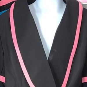 เสื้อเบลเซอร์สีดำสำหรับผู้หญิง แต่งขอบสีชมพูและสีฟ้า กระดุมสองเม็ด ทรงเข้ารูป แขนยาว สง่างาม เหมาะสำหรับสุภาพสตรี ใส่ทำงานในสำนักงานหรือโอกาสทางการ - Product Image 2