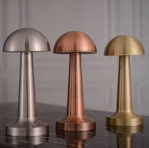 Lámpara de Mesa de Metal Pulido a Mano para Colección de Decoración Exclusiva para el Hogar con Acabado de Alta Calidad - Product Image 3