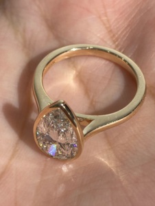 Anillo de Compromiso Solitario con Diamante Cultivado en Laboratorio de 4 Quilates, Corte Pera, Engaste Catedral, Certificado IGI - Product Image 4