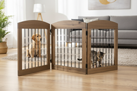 Barrière de sécurité pour animaux de compagnie autoportante à trois volets, en bois élégant avec barres métalliques durables, mobilier moderne de luxe écologique pour animaux.