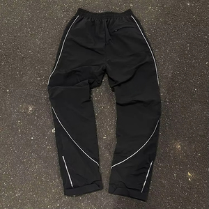 Survêtement coupe-vent personnalisé avec logo réfléchissant, veste coupe-vent et pantalon en nylon pour homme, fabriqué en usine OEM - Product Image 4