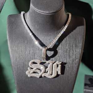 Colgante de Lujo de Plata 925 con Moissanita en Forma de Letra, Corte Baguette, Engaste de Canal, Regalo Unisex - Product Image 2