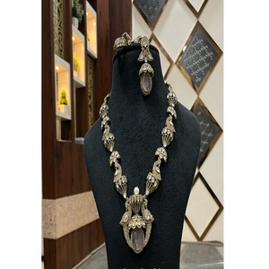 Ensemble collier et boucles d'oreilles en laiton plaqué or de qualité supérieure, orné de moissanite et de kundan, idéal pour les mariages, les fiançailles et les fêtes - Product Image 1