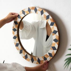 กระจกติดผนังลายดอกไม้สีเขียวหรูหรา พร้อมกรอบกระจกตกแต่งทำมือสำหรับตกแต่งบ้าน - Product Image 1