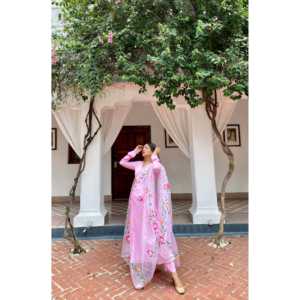 Ensemble de robe Anarkali en coton rose Uma, orné de broderies Gotta, Salwar Kameez pour les mariages - Product Image 1