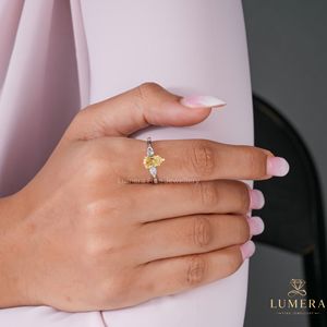 Bague de mariage trilogie en or massif plaqué, diamant jaune fantaisie taille poire certifié IGI, trois pierres, bijoux de luxe personnalisés - Product Image 6