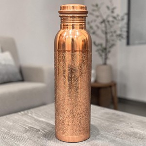 Bouteille d'eau traditionnelle en cuivre gravée, exportée par Indian exports international. (Cuivre pur certifié) - Product Image 1