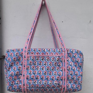 Bolsa de lona acolchada de algodón, ecológica, con estampado floral, lavable, para fin de semana, yoga, playa, estilo bohemio. - Product Image 1