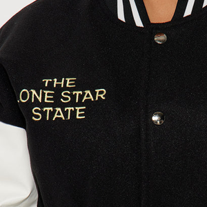 Veste universitaire noire et blanche avec logo brodé, col rabattu, style streetwear, coupe ample, design à simple boutonnage - Product Image 6