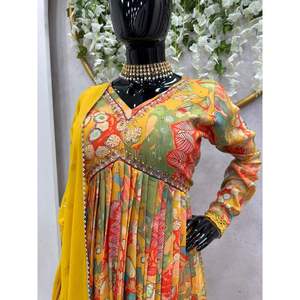 DISEÑADOR MUSELINA IMPRESIÓN DIGITAL TRABAJO ALIA CUT TOP PANT CON DUPATTA AMARILLO - Product Image 5