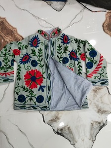 Chaquetas Acolchadas Suzani Florales Hechas a Mano con Bordado Intrincado, Ropa Casual de Invierno de Algodón Transpirable y Ecológico para Boutiques - Product Image 4