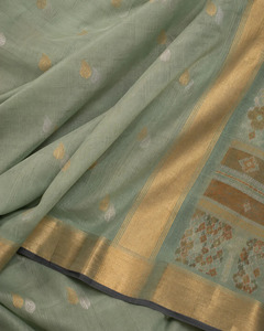 Sari en soie pure tissé à la main, vert sauge, en soie Khandua, avec bordure en Zari doré, pour les fêtes traditionnelles indiennes, les mariages et les occasions spéciales - Product Image 4