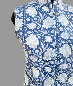 Chaleco de Mujer con Estampado Floral Azul, Cuello Mandarín, Cierre de Botones, Estilo Indio, Largo Regular, de Algodón - Product Image 3