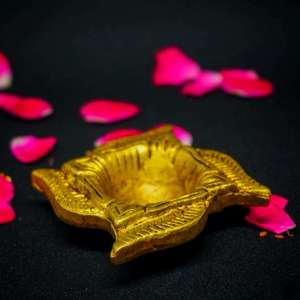 Diya de Latón Premium con Forma de Swastika – Deepak Tradicional para Puja, Templo en Casa y Decoración Festiva |   Paquete al por Mayor - Product Image 3