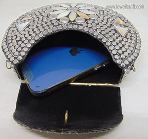 Sac à main de style rétro vintage, pochette à bandoulière en métal doré avec feuille décorative, doublure en PU, sac de soirée pour mariages et fêtes, fermoir à rabat en laiton - Product Image 4