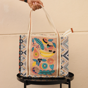 Bolso tote con cuentas - Bolso hecho a mano con diseño de peces tropicales y conchas rosas, bolso de hombro colorido para la playa de verano de Whimsy Art Craft - Product Image 5