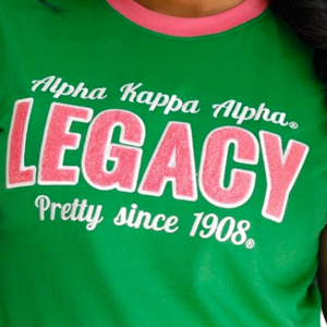 T-shirt en chenille AKA Legacy vert et rose brodé – Coton premium, style streetwear décontracté, vêtement de sororité - Product Image 5