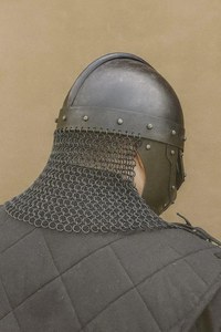 Casque normand en acier moulé avec aventail en maille, armure portative pour adulte, accessoire de costume, décoration et présentation - Product Image 3