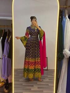 Vestido largo afgano de lujo con corpiño de terciopelo premium, intrincado bordado con hilo dorado y amplio vuelo circular. - Product Image 5