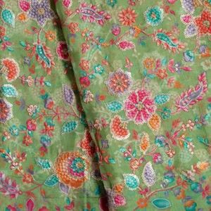 Tela premium con estampado y bordado, un textil moderno diseñado para colecciones de moda y prendas elegantes. Esta tela... - Product Image 3