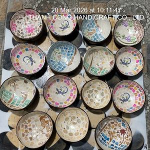 ชามเปลือกมะพร้าวรักษ์โลก ราคาดีที่สุด ขายส่งจำนวนมาก งานฝีมือประดับดอกฟอร์เก็ตมีน็อต ผลิตจากโรงงานในเวียดนาม ดีไซน์ไม่ซ้ำใคร - Product Image 2