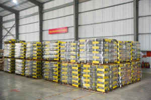 Colle à carrelage forte à base de ciment LOVARA, norme C1T, sac de 25 kg pour carreaux de céramique et porcelaine, utilisation en construction sur sol et mur - Product Image 6