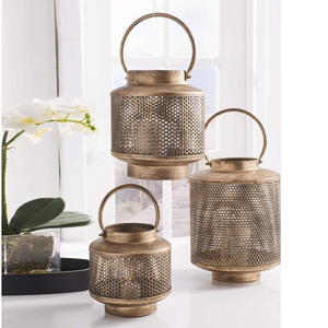 Lanternes élégantes en métal doré avec des verres et des poignées suspendues pour une touche d'élégance et une décoration contemporaine charmante pour la maison - Product Image 4
